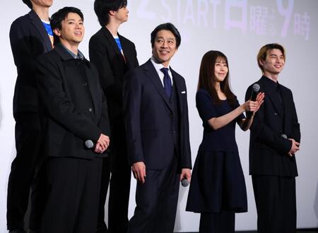 登壇し笑顔を見せる（左から）山田裕貴、堤真一、有村架純、本田響矢（撮影・金田祐二）