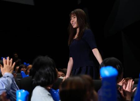 笑顔で登場する有村架純（撮影・金田祐二）