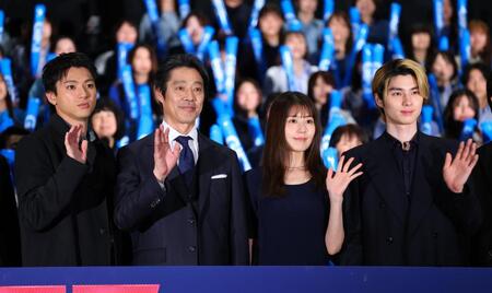 会場を盛り上げた（左から）山田裕貴、堤真一、有村架純、本田響矢（撮影・金田祐二）