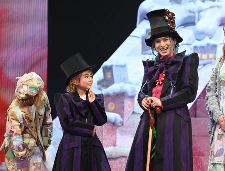 古正悠希也（中央）ら子役たちにほめられ喜ぶ堂本光一（撮影・園田高夫）