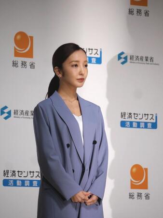 キリッとしたジャケット姿で登場した板野友美