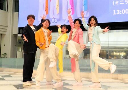（左から）プロデューサーの酒井一圭とデビューの喜びを全身で表現するモナキのじん、おヨネ、ケンケン、サカイJr.