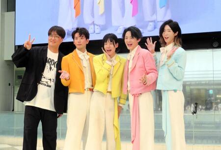 デビューイベントを行ったモナキとプロデューサーの酒井一圭（左端）