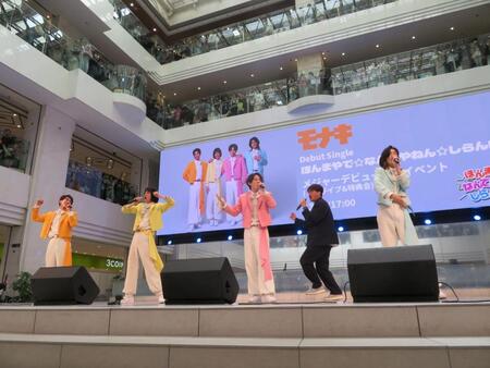 上の階までファンでびっしり