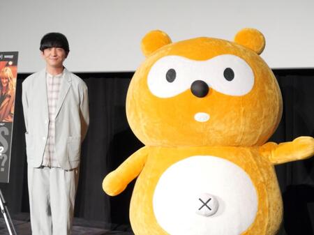 イベントに出席した向井慧（左）とポンタくん＝東京・ＴＯＨＯシネマズ日比谷