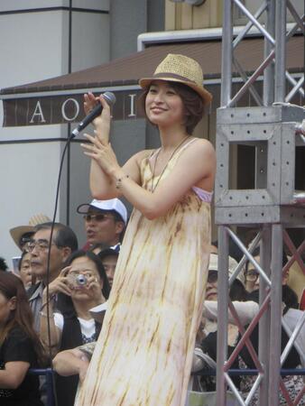 カチャーシーで盛り上がる島袋寛子＝１３年７月