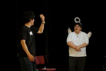 イベントを行ったタイムマシーン３号の山本浩司（左）、関太＝東京・有楽町よみうりホール