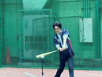 真剣な表情でスイングを確認する真田ナオキ