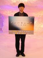 撮影に応じる若林正恭