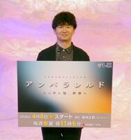 　撮影に応じる若林正恭