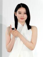 　撮影に応じる高石あかり