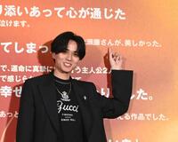 ファンからの褒め言葉に喜ぶ永瀬廉（撮影・園田高夫）