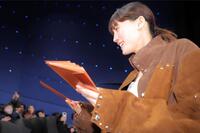 観客に手紙を手渡す綾瀬はるか（撮影・吉澤敬太）