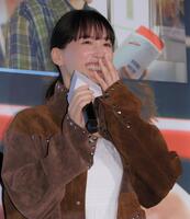 笑顔であいさつする綾瀬はるか（撮影・吉澤敬太）