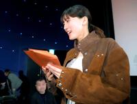 観客に手紙を手渡す綾瀬はるか（撮影・吉澤敬太）