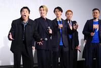 “４０秒チャレンジ”で順にクイズに挑戦するも自分まで解答権が回らず悔しがる山田裕貴（左端）。右からノボせもんなべ、八村倫太郎、細田善彦、本田響矢（撮影・金田祐二）