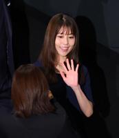 手を振りながら降壇する有村架純（撮影・金田祐二）