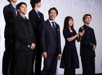 登壇し笑顔を見せる（左から）山田裕貴、堤真一、有村架純、本田響矢（撮影・金田祐二）