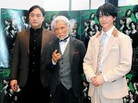 （左から）演出家の野坂実氏、片岡鶴太郎、鈴木拡樹