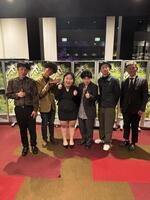 左からＭＣを務めた「たくろう」の赤木、木村バンド、池田てんこ盛り、こけ若、審査員のお～い！久馬、笑い飯の哲夫