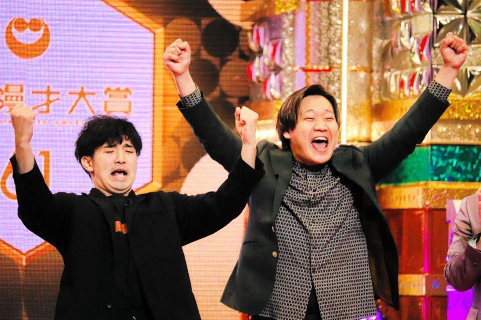 上方漫才大賞新人賞に輝いたぐろうの（左から）家村涼太、高松巧
