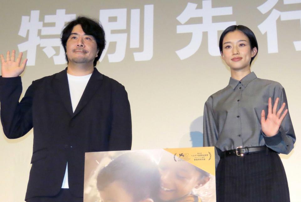 　先行上映会に出席した（左から）藤元明緒監督、河合優実