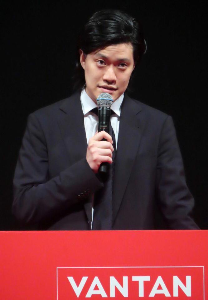 　入学式にサプライズゲストとして出席した粗品