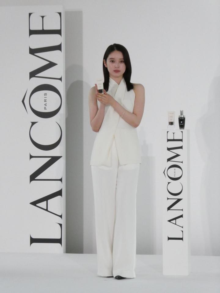 撮影に応じる高石あかり