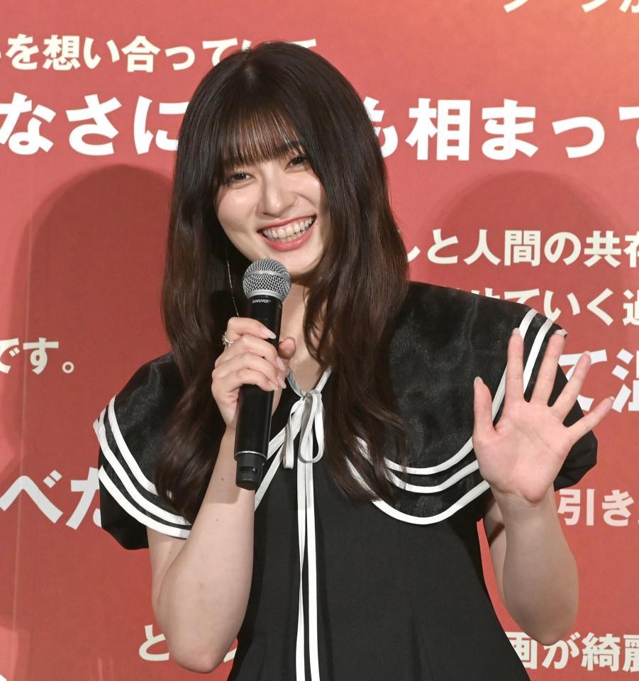 キラキラ笑顔で手を振る吉川愛（撮影・園田高夫）