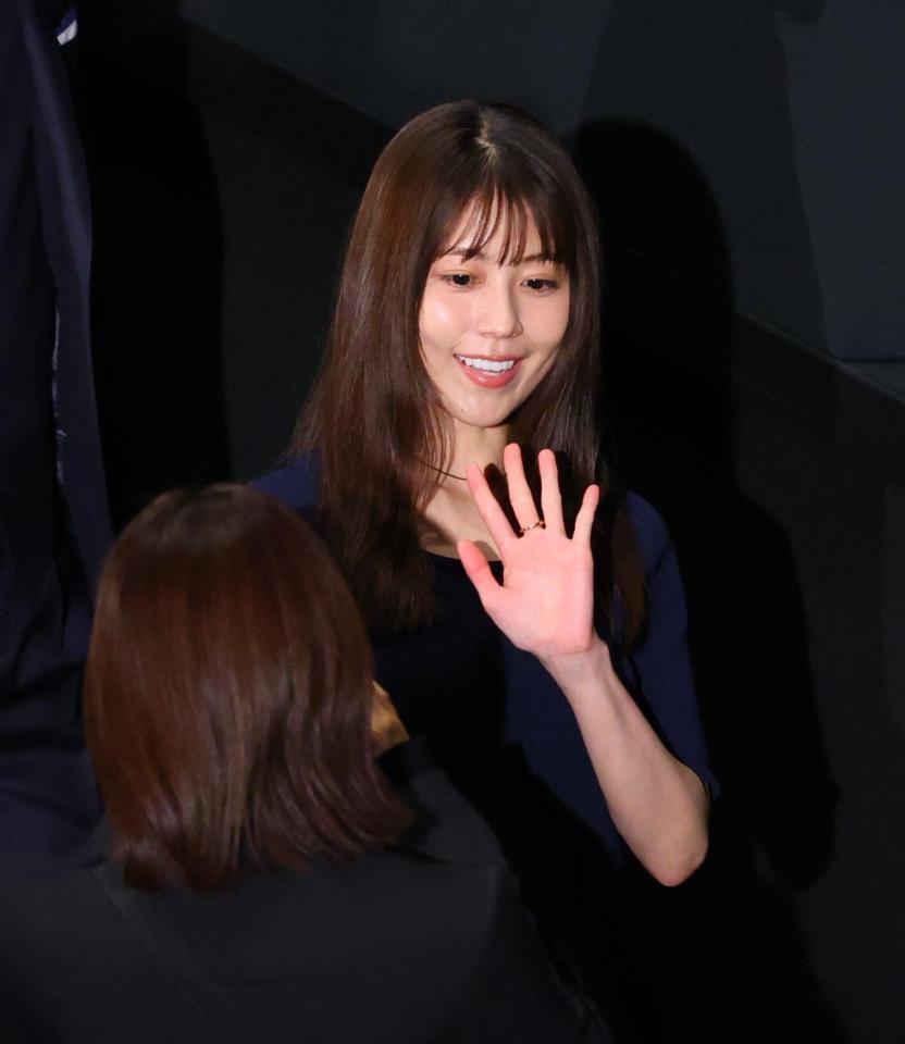 手を振りながら降壇する有村架純（撮影・金田祐二）