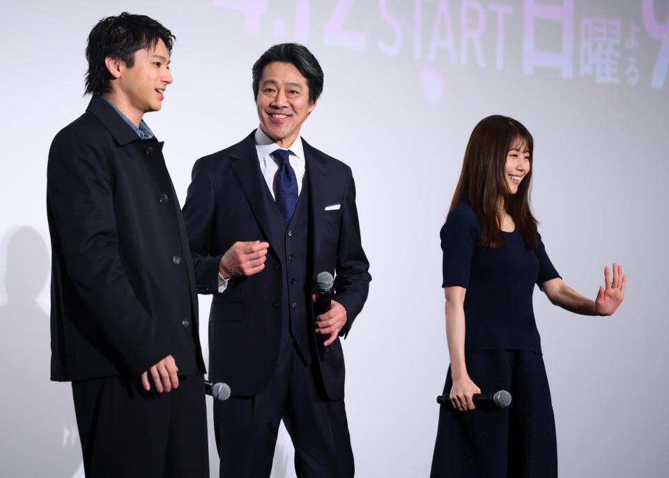 登壇し笑顔を見せる（左から）山田裕貴、堤真一、有村架純（撮影・金田祐二）