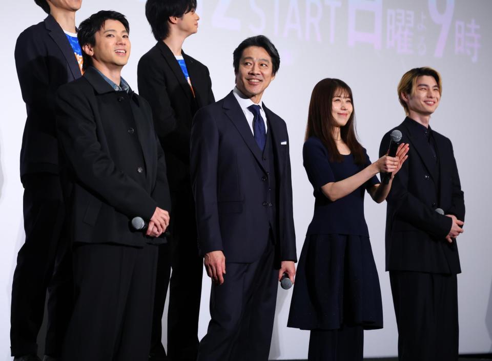 登壇し笑顔を見せる（左から）山田裕貴、堤真一、有村架純、本田響矢（撮影・金田祐二）