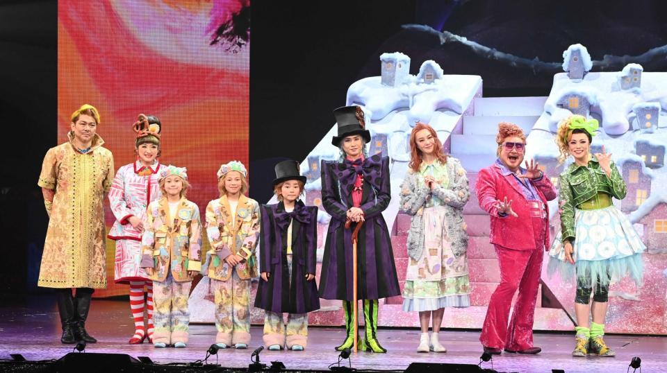 （左から）岸祐二、鈴木ほのか、小金輝久、瀧上颯太、古正悠希也、堂本光一、観月ありさ、芋洗坂係長、彩吹真央