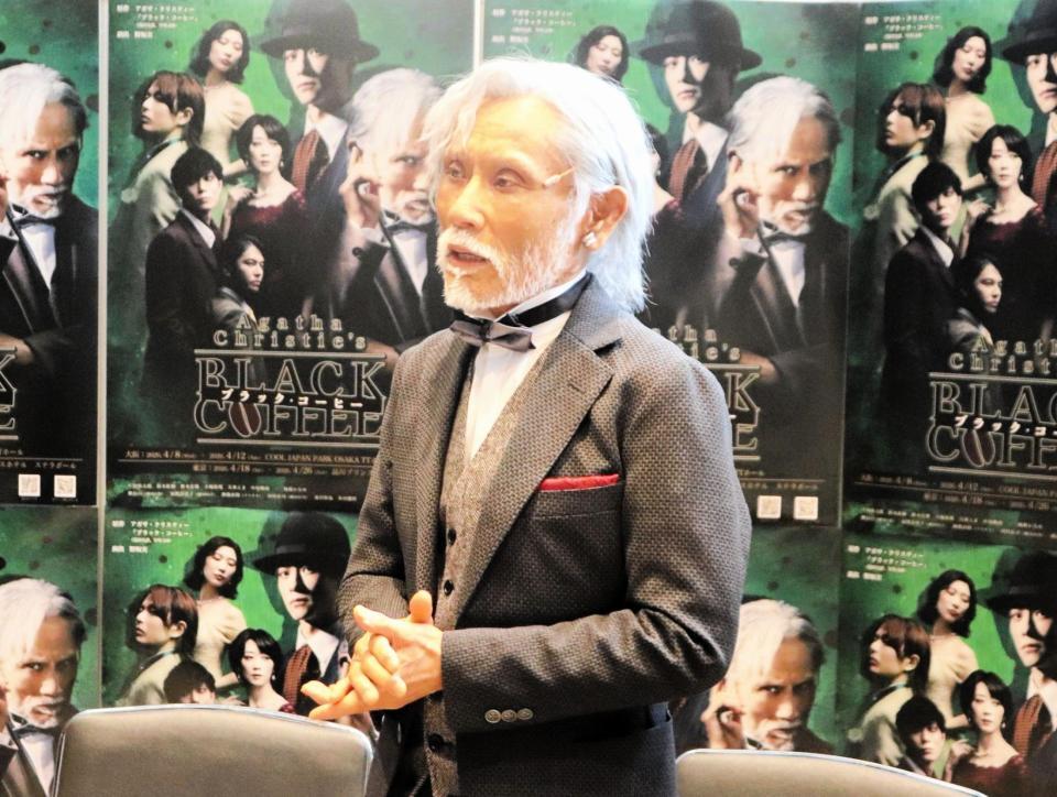 舞台「ブラック・コーヒー」の公開舞台稽古前に取材に応じた片岡鶴太郎