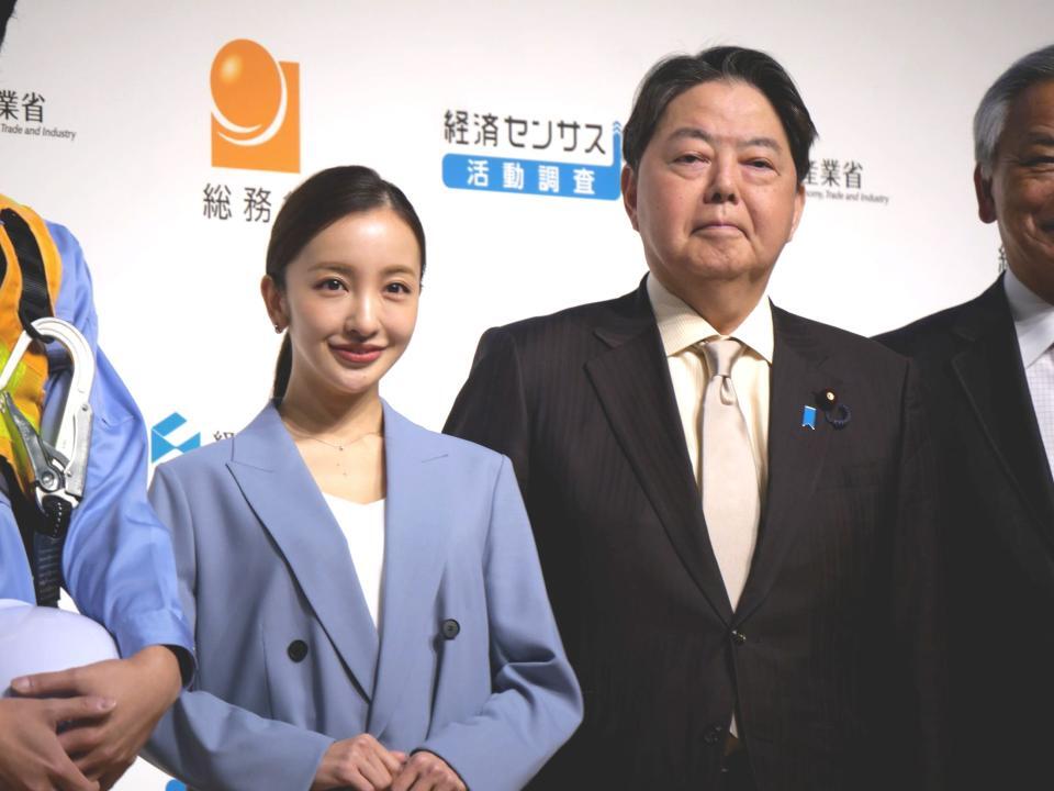 セレモニーに登場した板野友美（左）と林芳正総務大臣