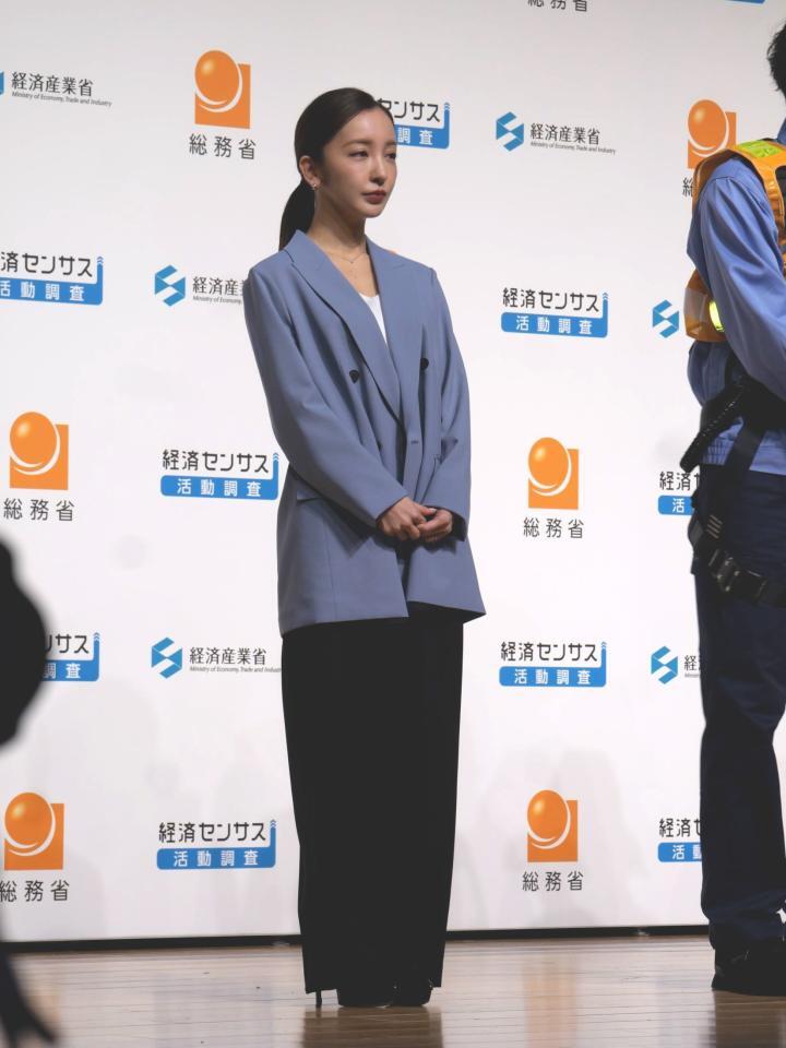 キリッとしたジャケット姿で登場した板野友美