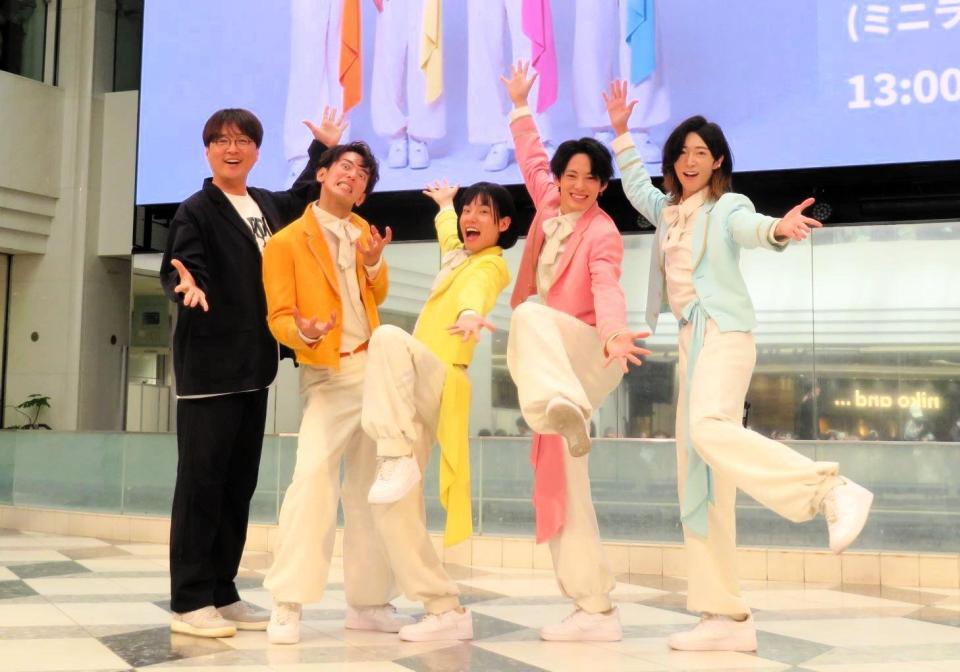 （左から）プロデューサーの酒井一圭とデビューの喜びを全身で表現するモナキのじん、おヨネ、ケンケン、サカイJr.