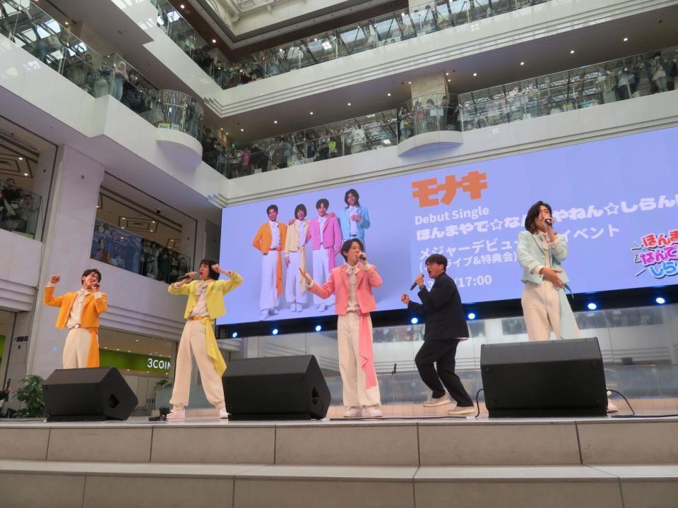 上の階までファンでびっしり