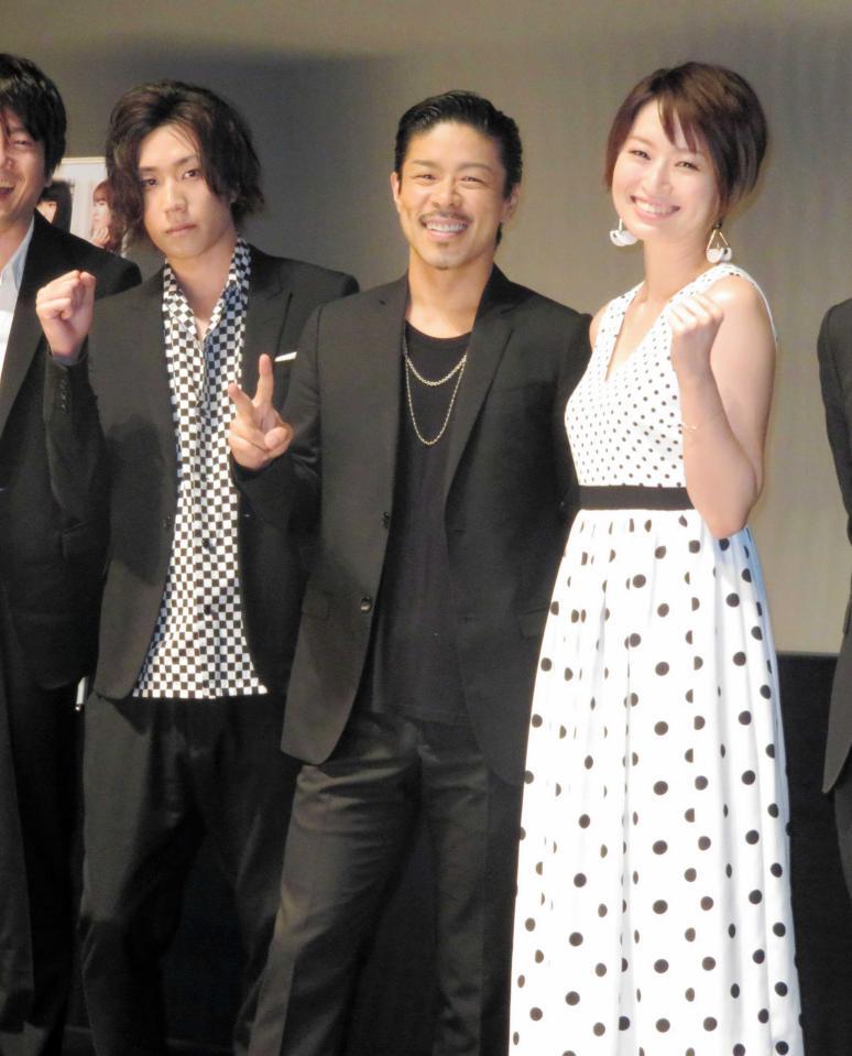 舞台あいさつを行った（左から）早乙女太一、ＥＸＩＬＥ　ＭＡＴＳＵ、島袋寛子＝１６年６月