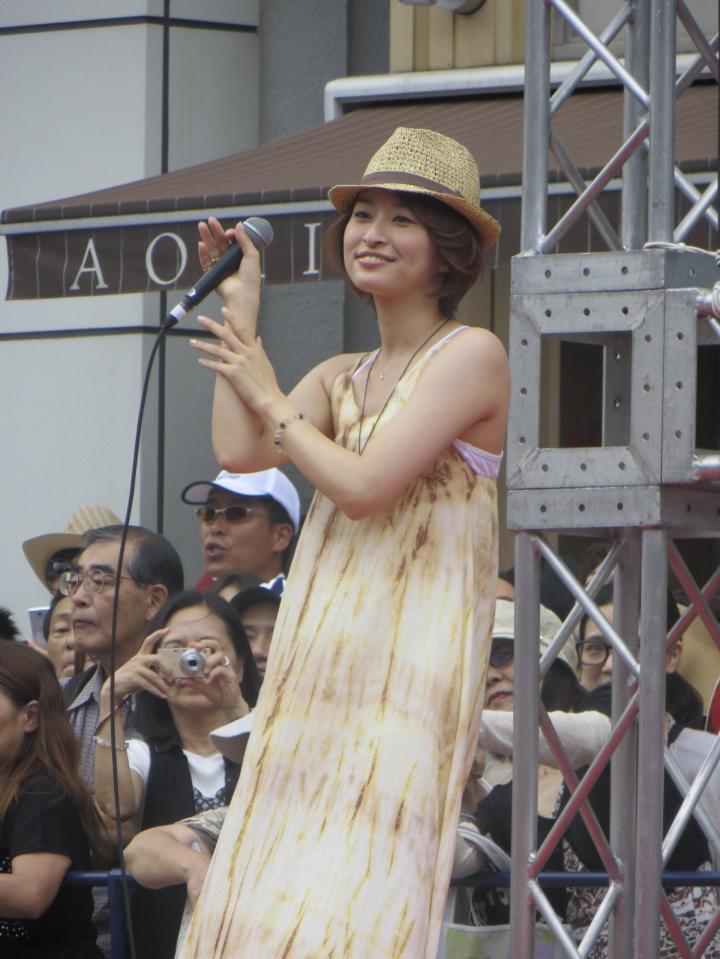 カチャーシーで盛り上がる島袋寛子＝１３年７月