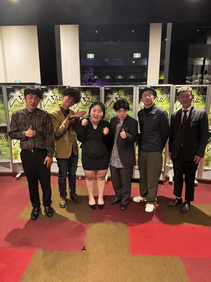 左からＭＣを務めた「たくろう」の赤木、木村バンド、池田てんこ盛り、こけ若、審査員のお～い！久馬、笑い飯の哲夫