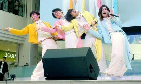 パフォーマンスするモナキ　