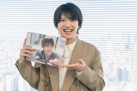 カレンダーをアピールする坂垣怜次