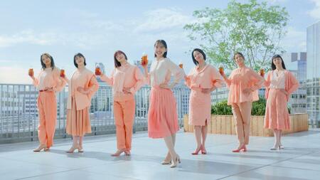 新ＣＭで軽快なダンスを披露する井桁弘恵（中央）