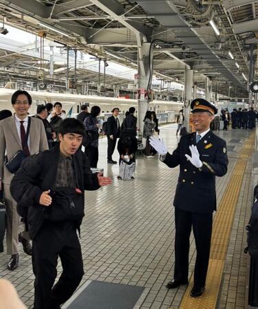 新幹線に乗るたくろうの赤木