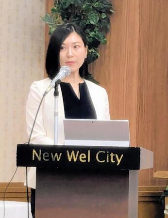 会見の司会を務めた加藤守氏の妻・ゆいさん