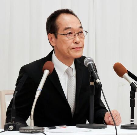 記者会見で来年の宮崎県知事選に立候補を表明した東国原英夫氏＝９日午前、宮崎市