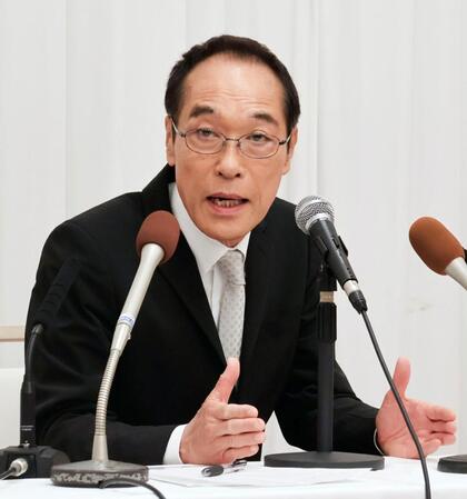記者会見で来年の宮崎県知事選に立候補を表明した東国原英夫氏＝９日午前、宮崎市