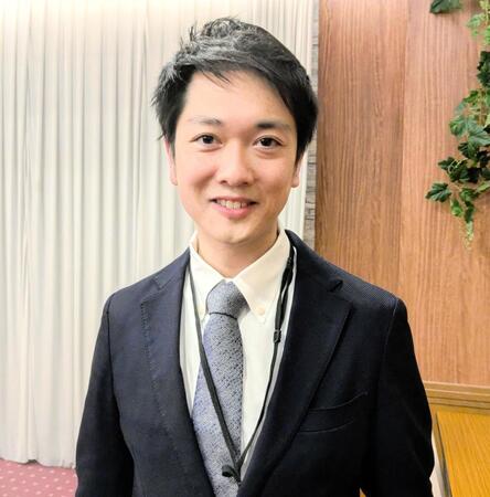 東国原英夫氏とかとうかずこの長男・加藤守氏＝宮崎市内
