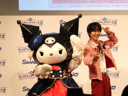 「好きすぎて滅！」のポーズを決める（左から）クロミ、曽野舜太